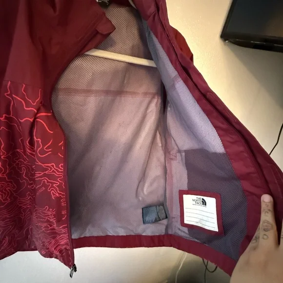 The North Face Burgundy Jacket with Contour Design 
Like new - Picture 6 of 9